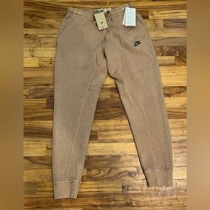 Men’s NWT Nike standard fit, taper leg joggers.